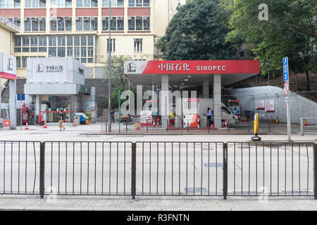 KOWLOON, HONG KONG - 21. APRIL 2017: Sinopec Tankstelle im Prince Edward Road in Kowloon, Hong Kong. Stockfoto