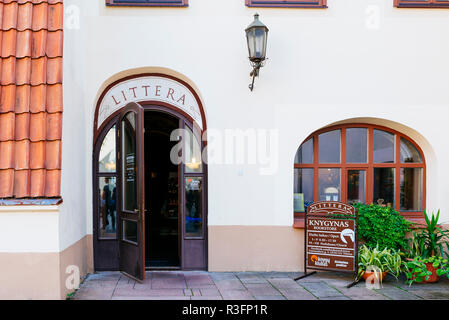 Die aussenfassade Littera Buchhandlung - Universität Vilnius Buchhandlung. Vilnius, Vilnius County, Litauen, Baltikum, Europa. Stockfoto