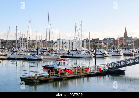 Blick über die Marina in Bangor, County Down, Nordirland mit der Stadt im Hintergrund Stockfoto