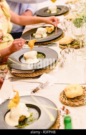 Seehecht Gericht mit Sauce serviert während einer Hochzeit Stockfoto