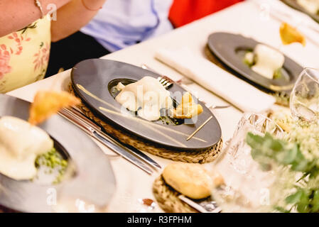 Seehecht Gericht mit Sauce serviert während einer Hochzeit Stockfoto