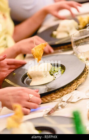 Seehecht Gericht mit Sauce serviert während einer Hochzeit Stockfoto