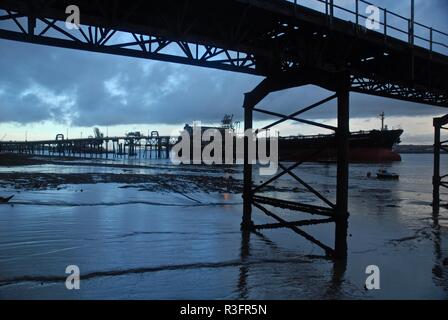 Verfallenes stillgelegten Oil Terminal, Rock Ferry, Fluss Mersey, Wirral, Merseyside, UK Stockfoto