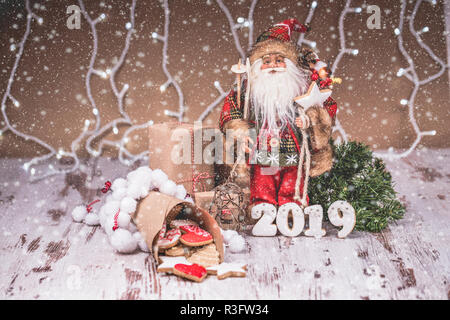 Santa Claus mit Lebkuchen, Christbaumschmuck und Schnee. Frohe Weihnachten und ein glückliches Neues Jahr 2019. Stockfoto