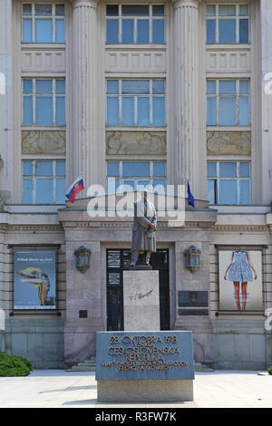 BRATISLAVA, SLOWAKEI - 10. Juli: Masaryk Denkmal in Bratislava am 10. Juli 2015. Bronzestatue von Tomas Garrigue Masaryk vor der Slowakischen Nationalen M Stockfoto