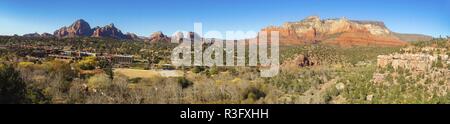 Panorama Aussicht auf die Stadt und die Wüste von Arizona Sedona Red Rock Landschaft aus Schnebly Loop Wanderweg an sonnigen Spätherbst Tag Stockfoto