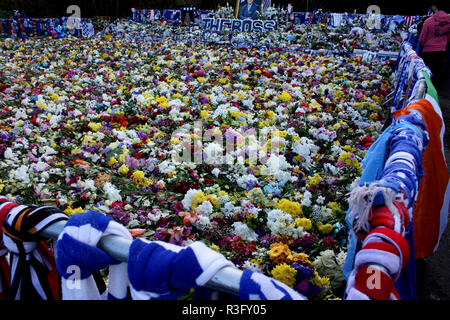 Die Blumen von Fußball-Fans für das Vergehen von Vichai Srivaddhanaprabha, der Vorsitzende von Leicester City Football Club festgelegt Stockfoto