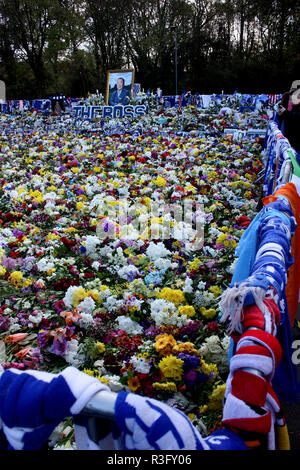 Die Blumen von Fußball-Fans für das Vergehen von Vichai Srivaddhanaprabha, der Vorsitzende von Leicester City Football Club festgelegt Stockfoto