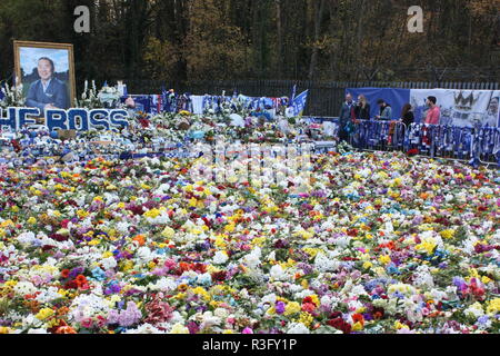 Die Blumen von Fußball-Fans für das Vergehen von Vichai Srivaddhanaprabha, der Vorsitzende von Leicester City Football Club festgelegt Stockfoto