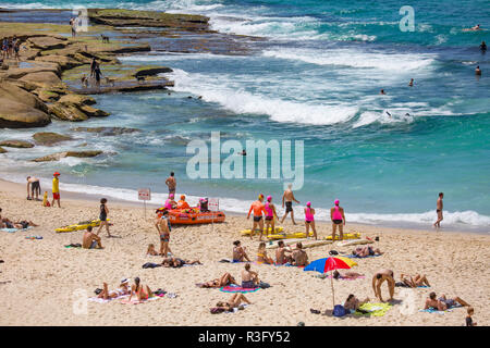 Freiwillige surf rescue Rettungsschwimmer auf Patrouille auf Nähe: Tamarama Beach in den östlichen Vororten von Sydney, New South Wales, Australien Stockfoto