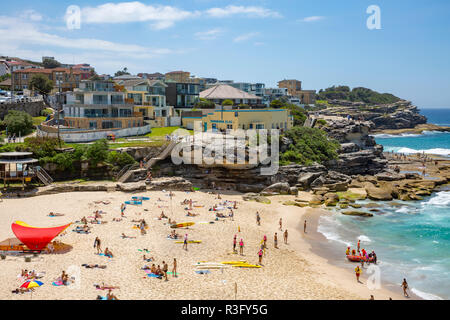 Nähe: Tamarama Beach in Sydney mit Surf Life Saving Club und Rettungsschwimmern patrouillieren, um den Strand und das Meer, Sydney, Australien Stockfoto