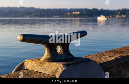 Morgen Sonnenaufgang Hafen dock Klampe mit Hazy gefiltertes Licht und Schatten Stockfoto