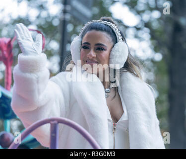 New York, New York, United States. 22 Nov, 2018. Ally Brooke Fahrten Schwimmer bei der 92. jährliche Thanksgiving Day Parade von Macy's anzusehen in den Straßen von Manhattan im kalten Wetter Credit: Lev Radin/Pacific Press/Alamy leben Nachrichten Stockfoto