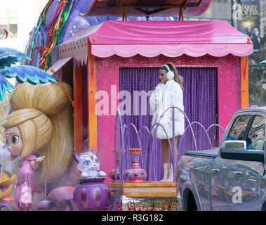 New York, New York, United States. 22 Nov, 2018. Ally Brooke Fahrten Schwimmer bei der 92. jährliche Thanksgiving Day Parade von Macy's anzusehen in den Straßen von Manhattan im kalten Wetter Credit: Lev Radin/Pacific Press/Alamy leben Nachrichten Stockfoto