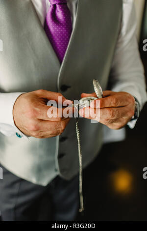 Alte Taschenuhr in der Hand eines Mannes Stockfoto