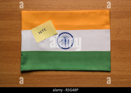 Abstimmung Konzept Hand schriftliche Abstimmungen Aufkleber auf indische Flagge. Stockfoto