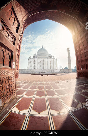 Taj Mahal sehen von der Moschee durch den Torbogen in Agra, Uttar Pradesh, Indien Stockfoto