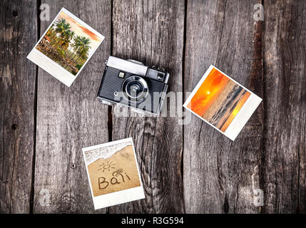 Alte Filmkamera und Polaroid Fotos mit Bali tropische Strände auf der hölzernen Hintergrund Stockfoto