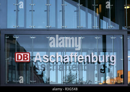 Aschaffenburg, 17. November 2018: Die moderne Glasfassade als gestalterisches Element mit dem Logo der Deutschen Bahn der Aschaffenburg zentrale St Stockfoto