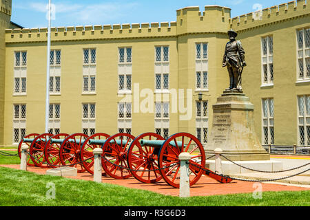 Jackson Statue und Cadet Batterie, Paradeplatz, Virginia Military Institute, Lexington, Virginia Stockfoto