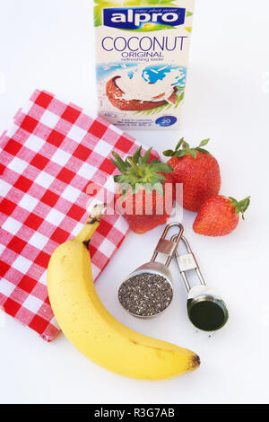 Zutaten für eine Erdbeere und Banane Smoothie. Stockfoto