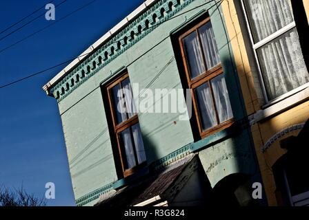 Architektonische Details der hell gestrichenen viktorianischen Reihenhaus, Rhosneigr, Anglesey, North Wales, UK Stockfoto