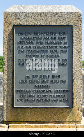 Die marconi Denkmal mit Plakette und Inschrift auf die Nadeln Sehenswürdigkeiten Attraktion Park auf der Isle of Wight, Großbritannien. (98) Stockfoto