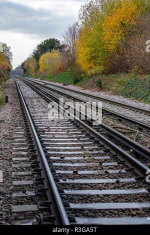 CRAWLEY, WEST SUSSEX/UK - 21. NOVEMBER: Die Bahnlinie in Crawley West Sussex am 21. November 2018 Stockfoto