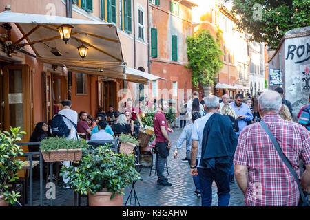 Die Menschen essen heraus in einem Restaurant in der Region von Trastevere Rom, Latium, Italien Stockfoto