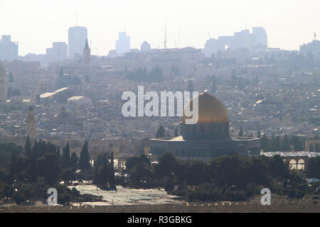 Blick über die Dächer von Jerusalem mit der berühmten goldenen Kuppel im Hintergrund Stockfoto