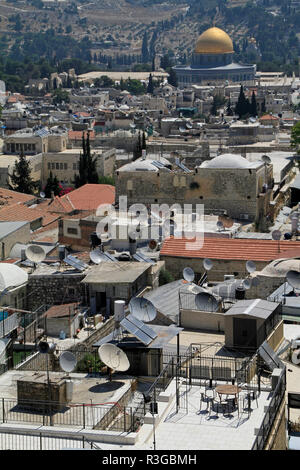 Blick über die Dächer von Jerusalem mit der berühmten goldenen Kuppel im Hintergrund Stockfoto