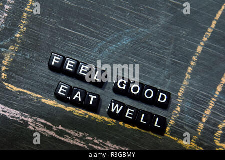 Ein gutes Gefühl gut Essen mit Holzblöcken abstützen. Kreuz verarbeitete Bild mit blackboard Hintergrund. Inspiration, Bildung und Motivation Konzepte Stockfoto