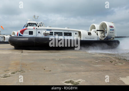 Hovercraft/Hover Craft" den Solent Flyer "Ryde gesehen auf der Isle of Wight/IofW/IoW. Service arbeitet zwischen Portsmouth and Southsea in Portsmouth im Vereinigten Königreich (98) Stockfoto