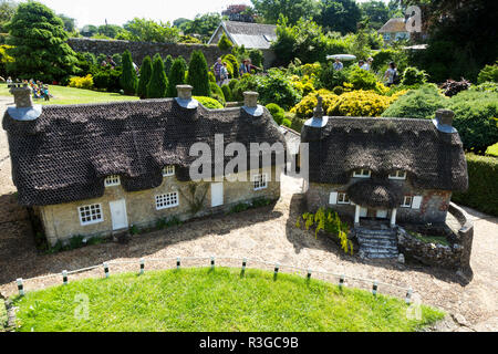 Besucher/Touristen/Menschen den Garten besuchen, miniatur Gebäude & Landschaft mit strohgedeckten Cottages, innerhalb der Model Village, Godshill, Ventnor, Isle of Wight UK (98) Stockfoto