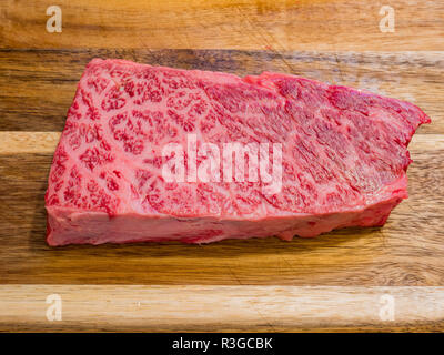 Raw Wagyu Beef sitzen auf einem Board, Foto zu Hause Küche nahm Stockfoto