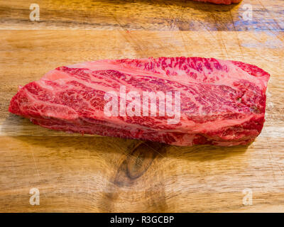 Raw Wagyu Beef sitzen auf einem Board, Foto zu Hause Küche nahm Stockfoto
