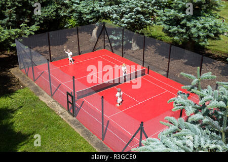 Tennisplatz mit winzigen Miniatur Modell Spieler innerhalb der Model Village. Godshill, Ventnor, Isle of Wight UK (98) Stockfoto