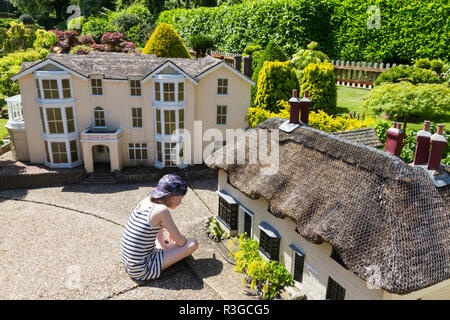 Mädchen/Mädchen/Kind/Kinder/Kind/Kinder das Modell Dorf bei Godshill auf der Isle of Wight, an einem sonnigen Tag mit blauen Himmel/Himmel erkunden. (98) Stockfoto