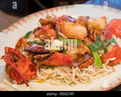 Nahaufnahme von einem chinesischen Stil gebratener Hummer und Nudeln, aßen in Los Angeles Stockfoto