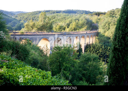 Eisenbahnviadukt mit schönen Rundbögen, über eine grüne Französische Tal im Sommer Stockfoto