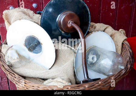 Vintage metall Lampen zusammen in einem Korb in einem Flohmarkt verkauft werden. Stockfoto