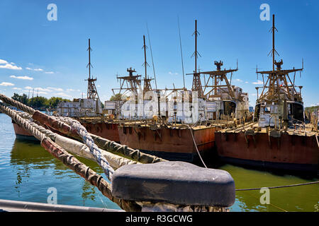 Alte Patrouillenboote von hinten in den Hafen Peenemünde. Deutschland Stockfoto