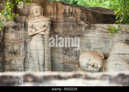 (Selektive Fokus) Die schöne Statue des Liegenden Buddha und Mönch Ananda, Gal Viharaya, Polonnaruwa, Sri Lanka. Stockfoto