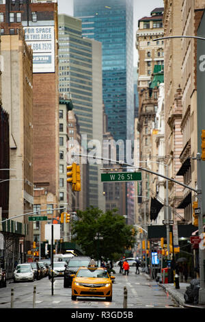Autos auf der West 26 St. bei einem bewölkten Tag in Manhattan. Stockfoto