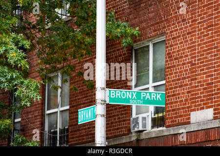 Bronx Park South unterzeichnen und Bryant Avenue singen mit einem roten Gebäude auf Hintergrund, Manhattan, New York City, USA. Stockfoto