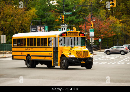 Ein Schulbus in den Straßen der Bronx, New York City, USA. Stockfoto