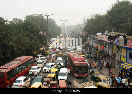 Stau auf den verschmutzten Straßen von New Delhi, Indien. Stockfoto