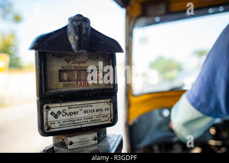 NEW DELHI - Indien - 02. Dezember 2017. Nahaufnahme eines Taxi Meter auf eine Auto-rikscha (auch als Tuc Tuc bekannt) in Agra, Indien. Stockfoto