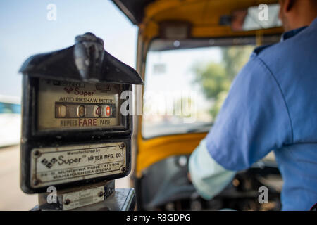 NEW DELHI - Indien - 02. Dezember 2017. Nahaufnahme eines Taxi Meter auf eine Auto-rikscha (auch als Tuc Tuc bekannt). Stockfoto