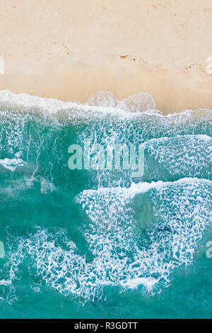 Spektakulärer Blick auf einen schönen, weißen Strand von einem klaren und türkisfarbenen Meer, Sardinien, Italien gebadet. Stockfoto